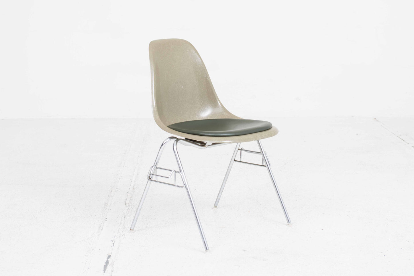 Chaise d'appoint vintage DSS en fibre de verre par Charles Eames pour Vitra en kaki