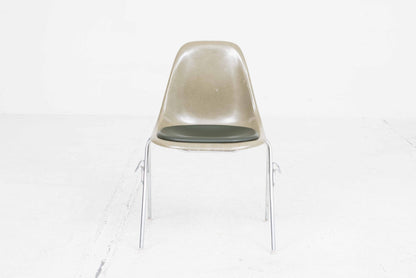 Chaise d'appoint vintage DSS en fibre de verre par Charles Eames pour Vitra en kaki