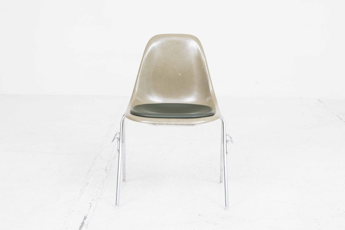 Chaise d'appoint vintage DSS en fibre de verre par Charles Eames pour Vitra en kaki