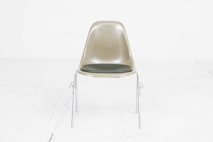 Chaise d'appoint vintage DSS en fibre de verre par Charles Eames pour Vitra en kaki