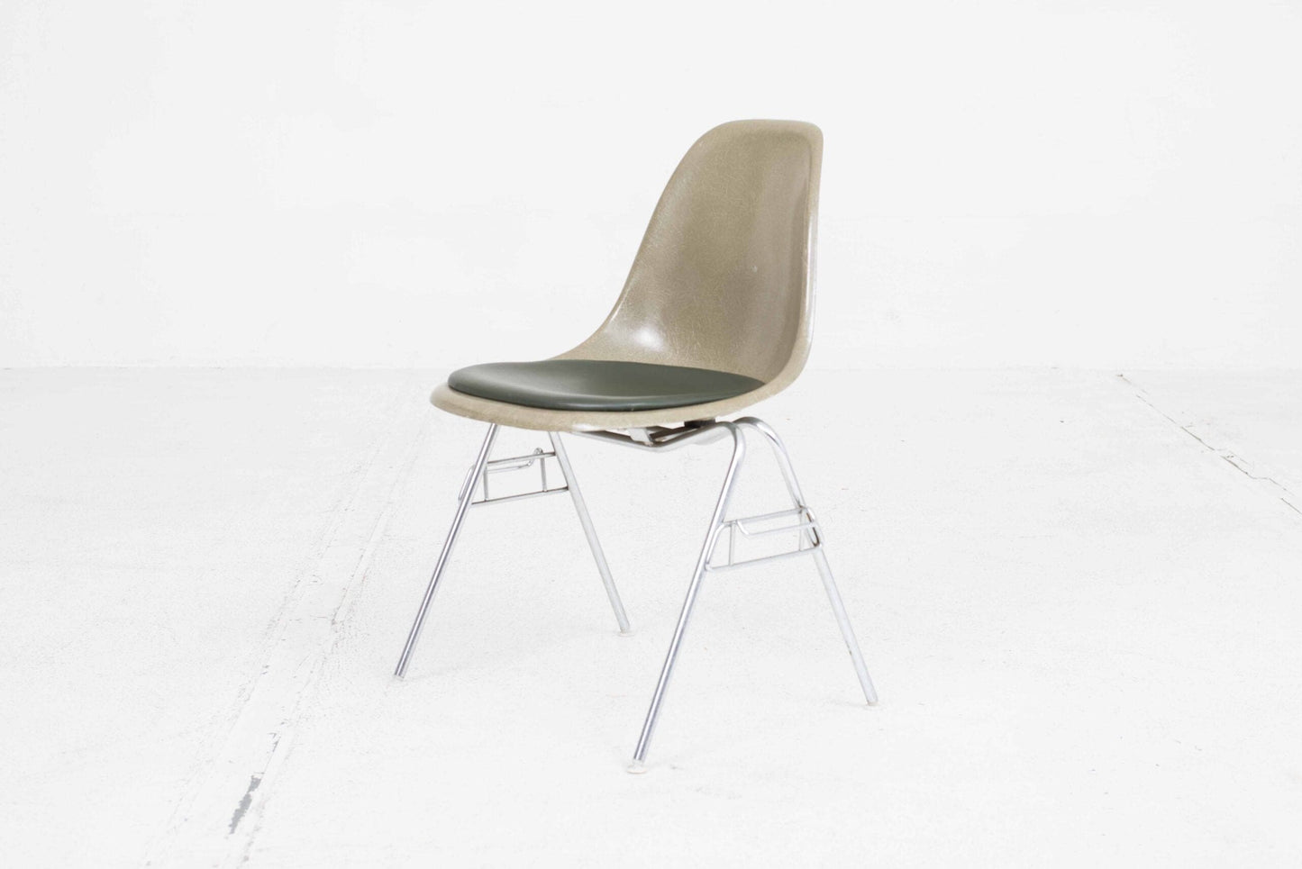 Chaise d'appoint vintage DSS en fibre de verre par Charles Eames pour Vitra en kaki