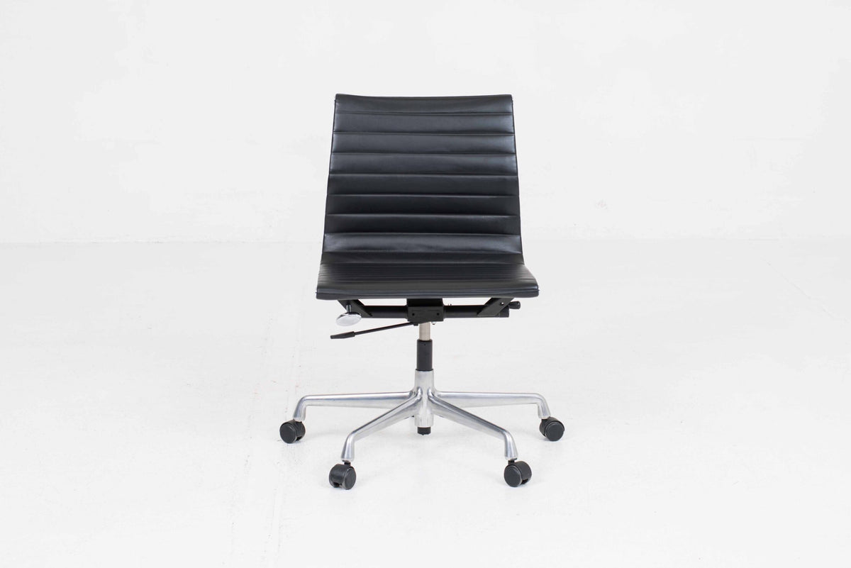 Vintage Bürostuhl EA 117 von Charles und Ray Eames für Vitra
