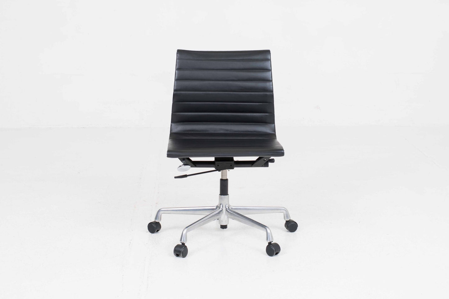Vintage Bürostuhl EA 117 von Charles und Ray Eames für Vitra