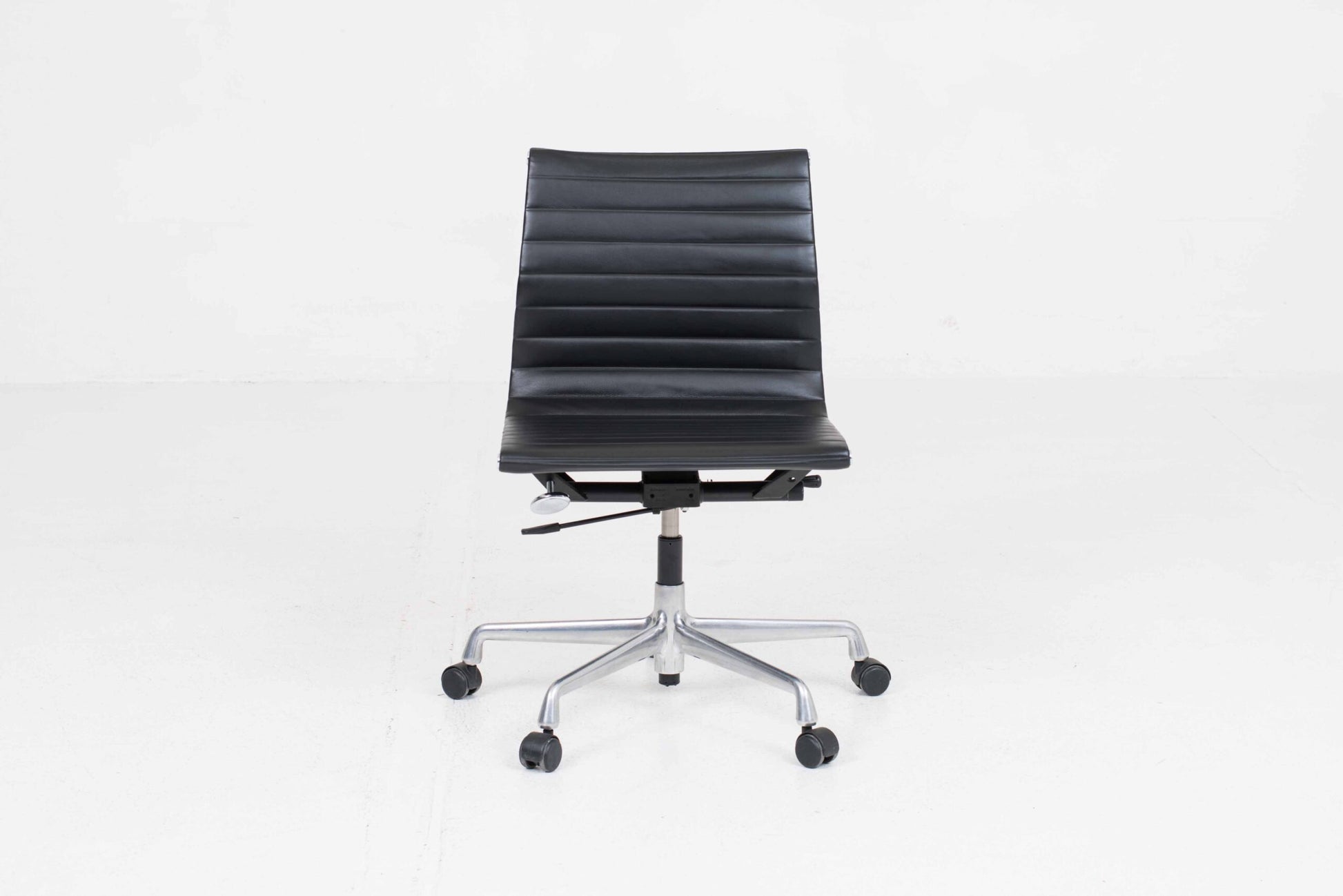 Vintage Bürostuhl EA 117 von Charles und Ray Eames für Vitra