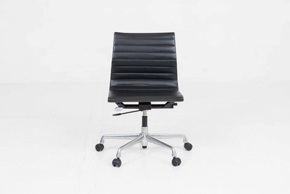 Vintage Bürostuhl EA 117 von Charles und Ray Eames für Vitra
