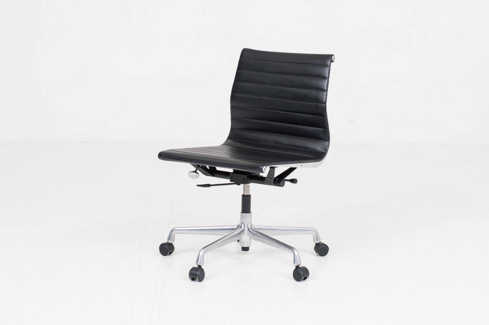 Vintage Bürostuhl EA 117 von Charles und Ray Eames für Vitra