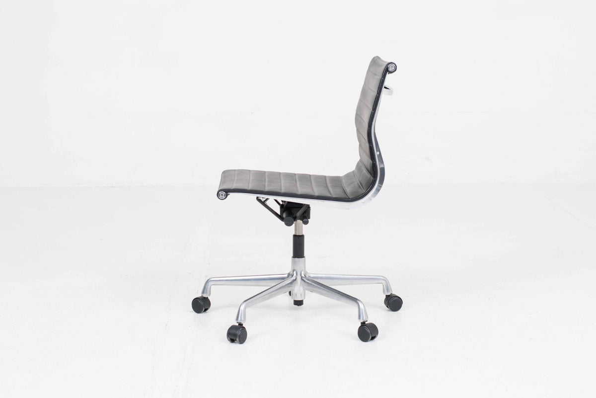 Vintage Bürostuhl EA 117 von Charles und Ray Eames für Vitra