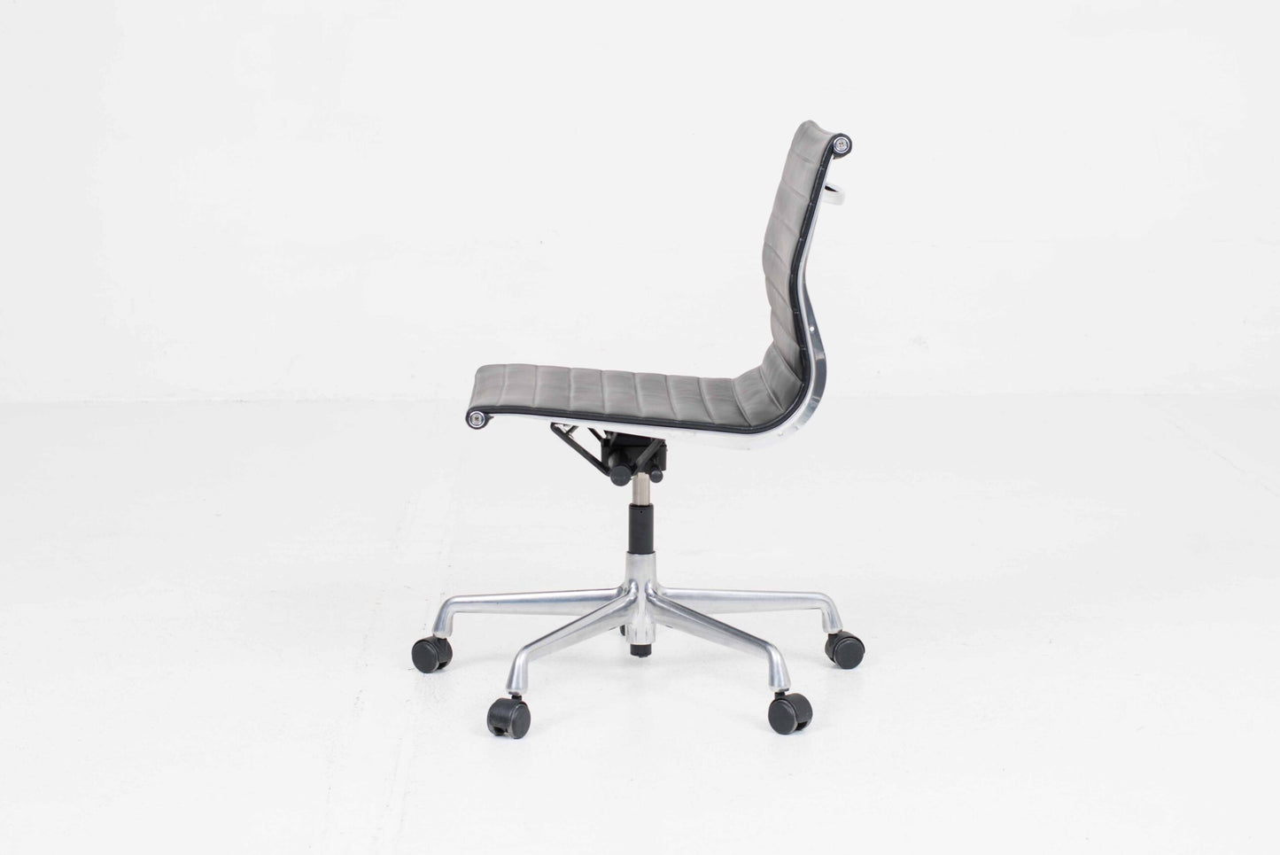 Vintage Bürostuhl EA 117 von Charles und Ray Eames für Vitra
