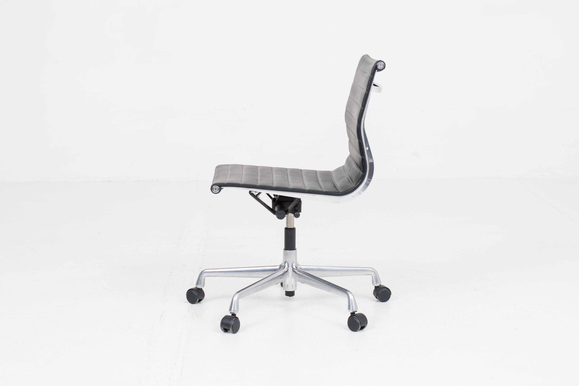 Vintage Bürostuhl EA 117 von Charles und Ray Eames für Vitra