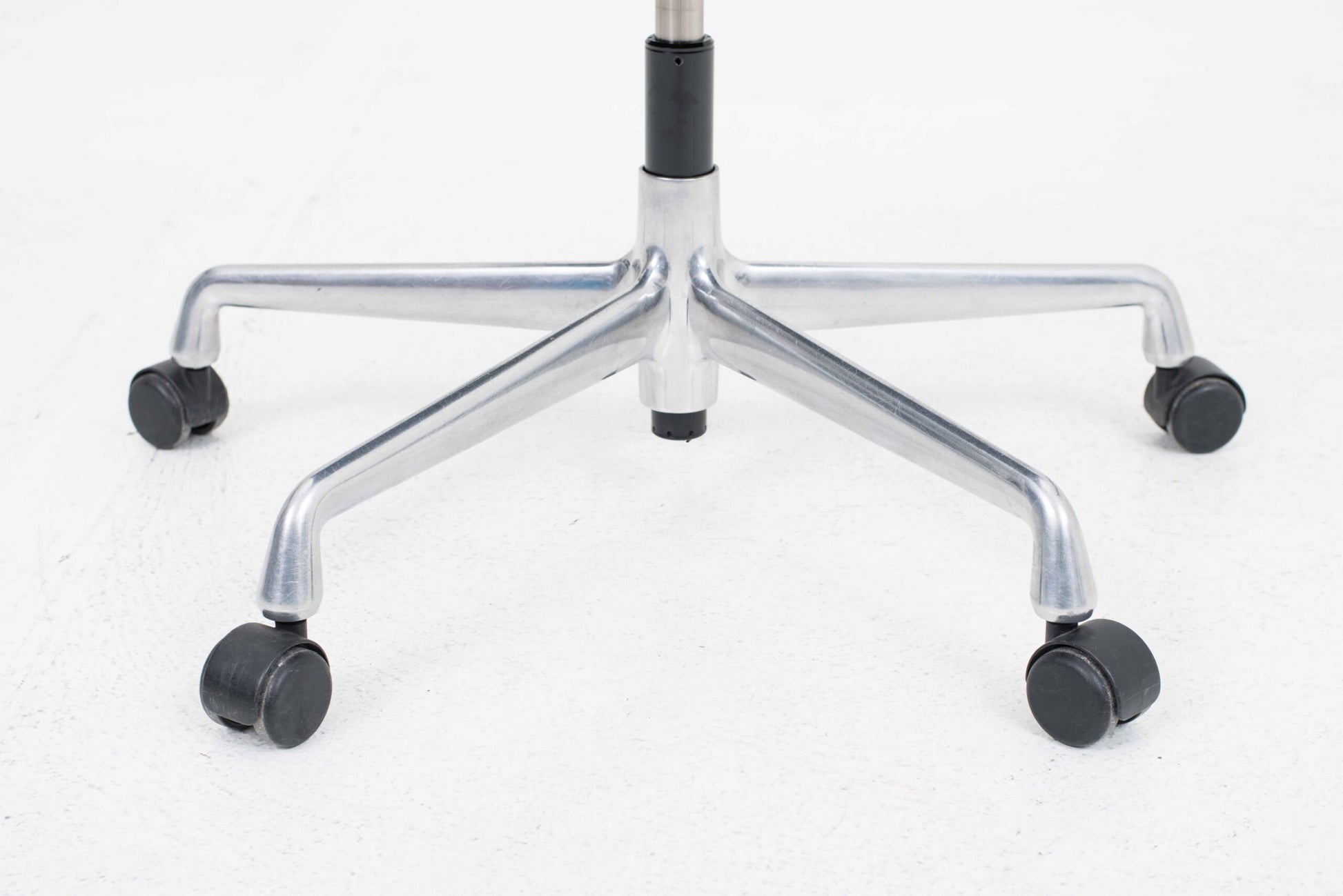 Vintage Bürostuhl EA 117 von Charles und Ray Eames für Vitra