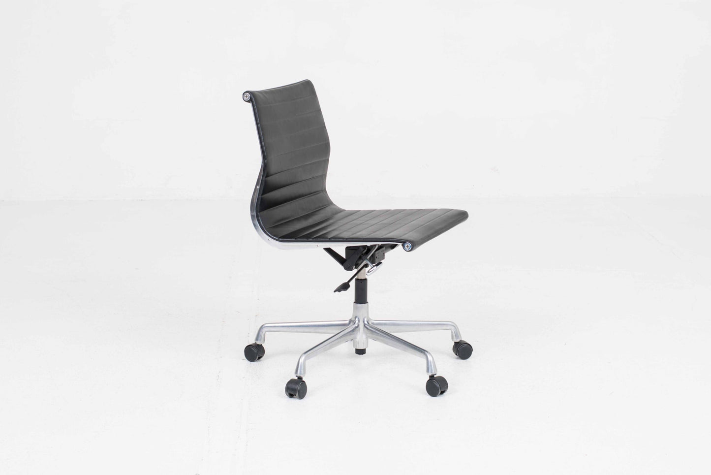 Vintage Bürostuhl EA 117 von Charles und Ray Eames für Vitra