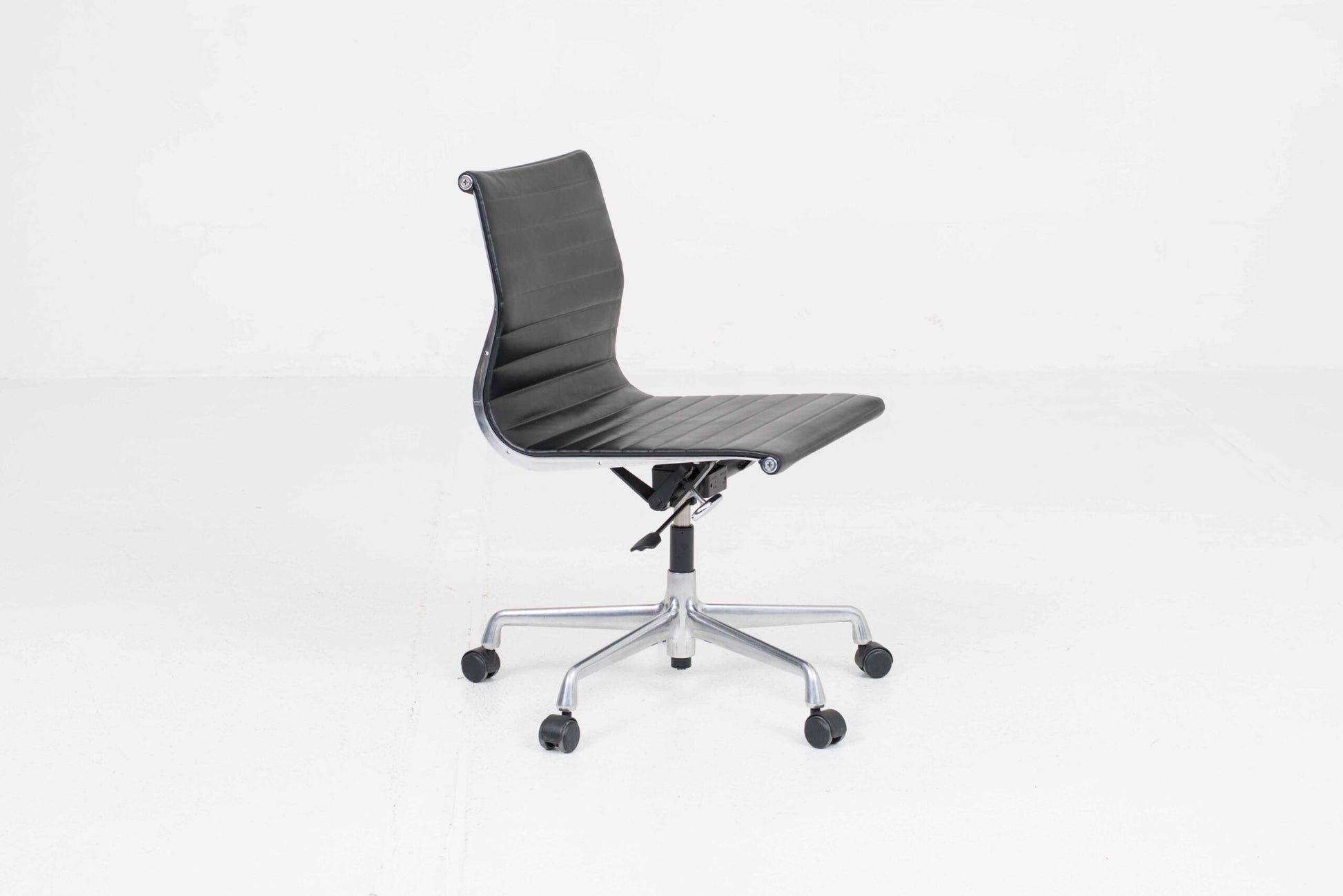 Vintage Bürostuhl EA 117 von Charles und Ray Eames für Vitra