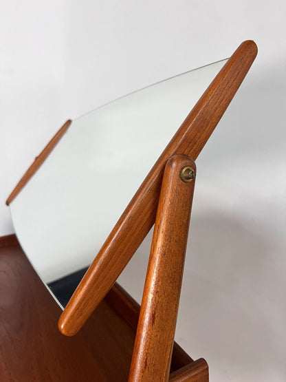 Coiffeuse vintage en teck avec miroir par Svend Aage Madsen