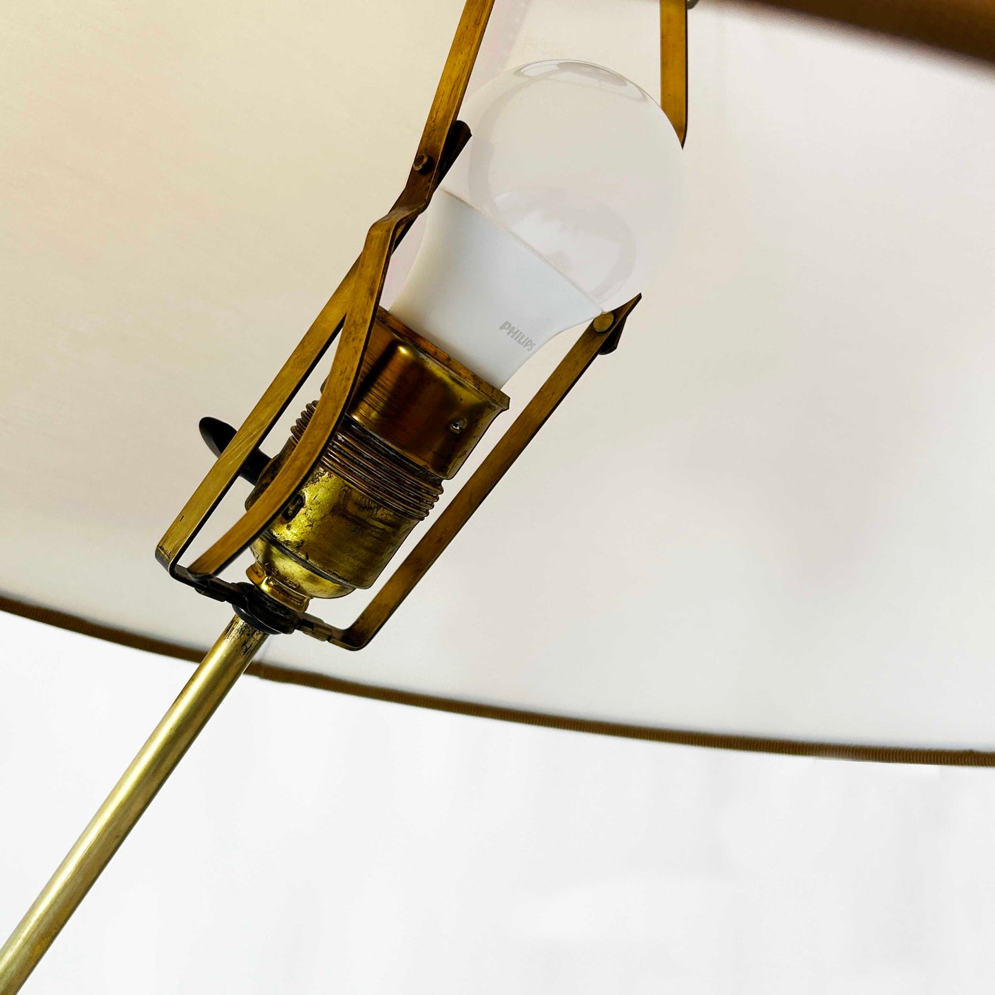 Vintage Stehlampe mit integriertem Beistelltisch