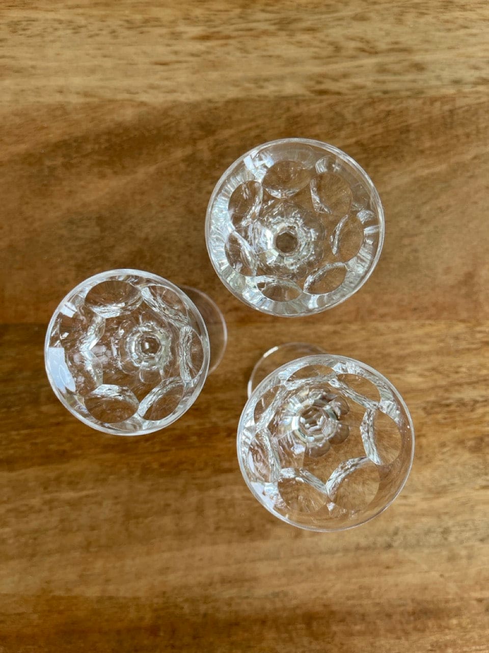 Vintage Likörgläser mit umlaufendem Kristallschliff Tropfenform