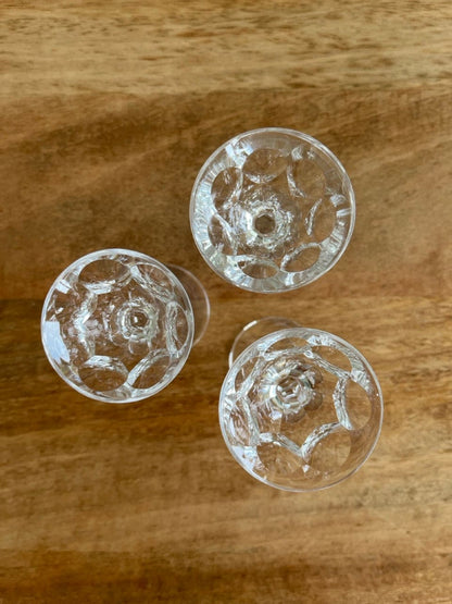 Vintage Likörgläser mit umlaufendem Kristallschliff Tropfenform