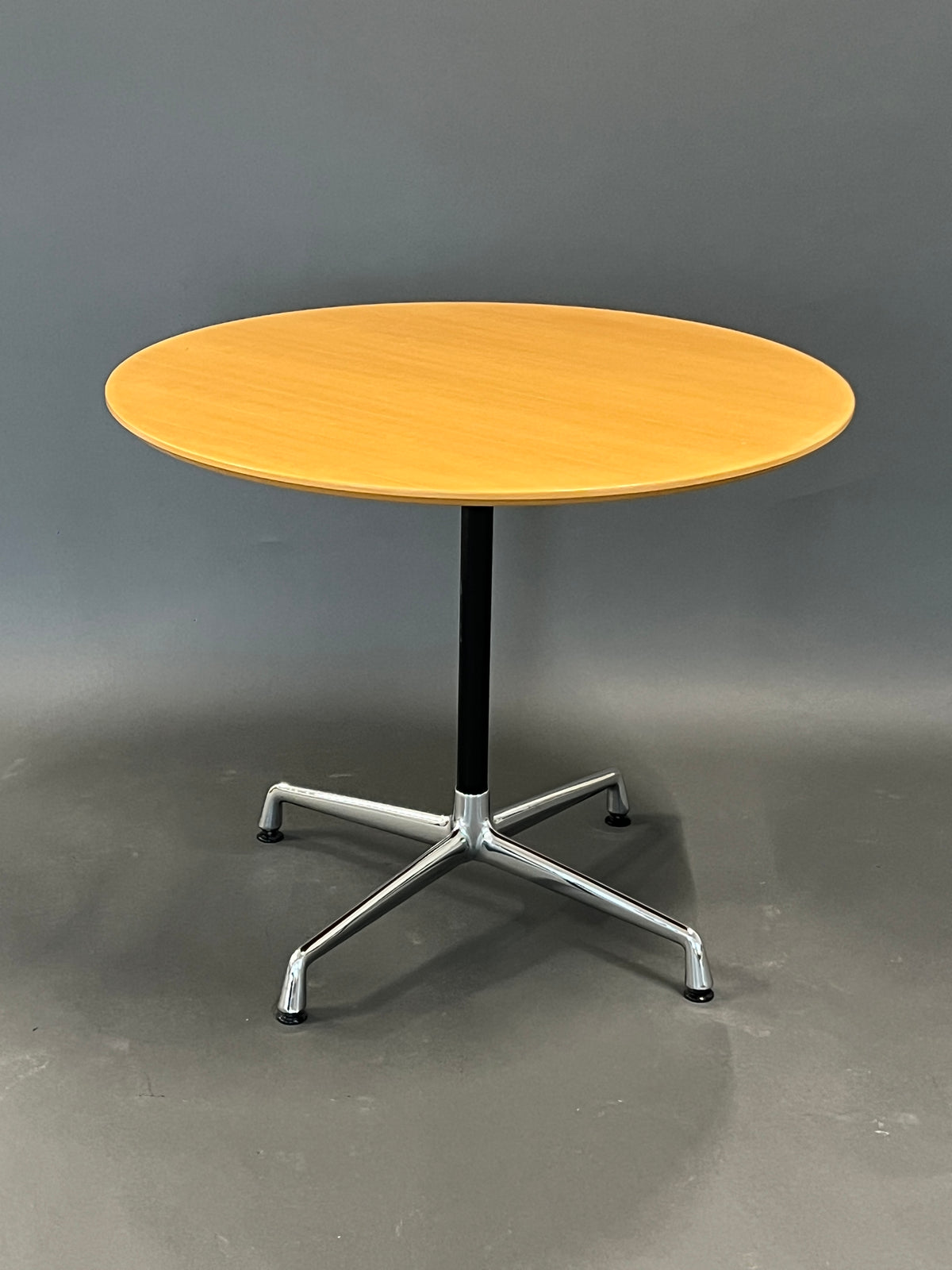 Runder Tisch Contract von Ray und Charles Eames von Vitra rund 80cm