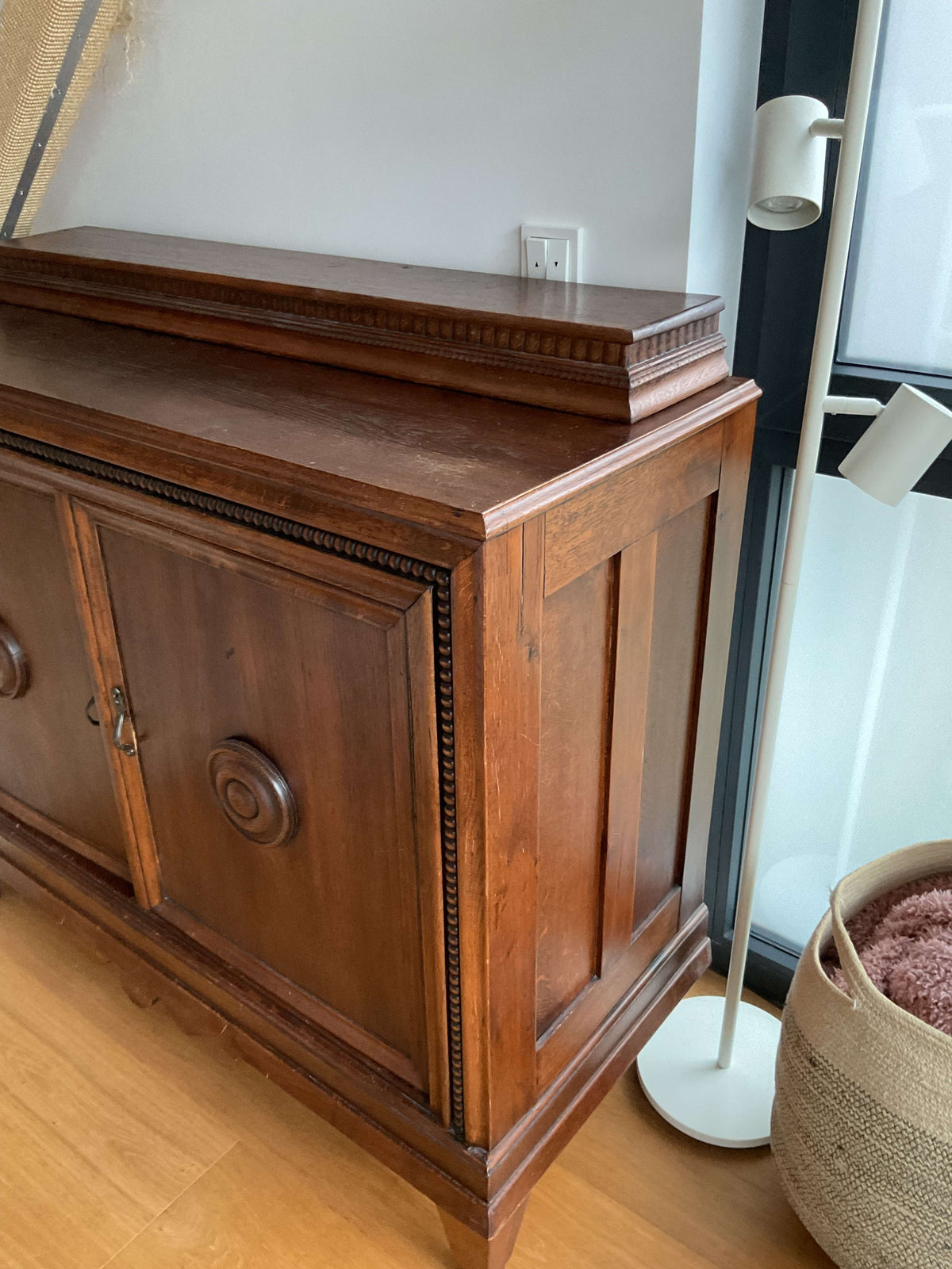 Vintage Kommode aus Massivholz mit Rosetten und Aufsatz