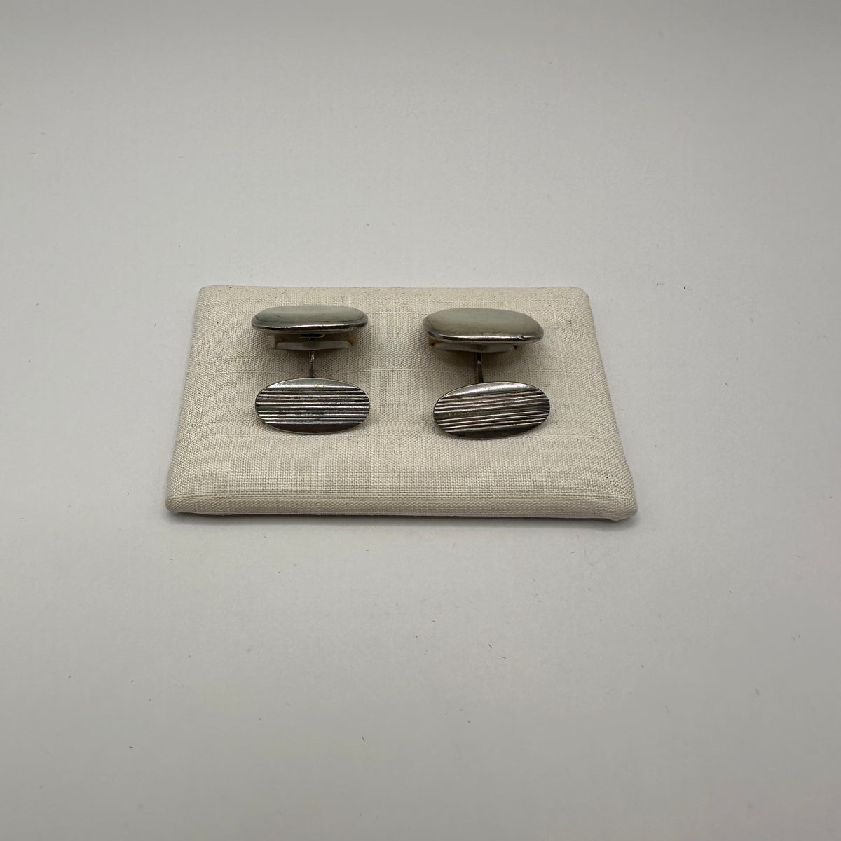 Vintage Manschettenknopf oval-quadratisch aus 835er Silber mit gestreifter Front