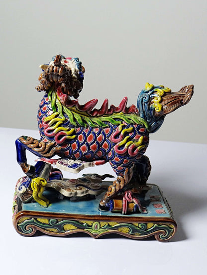 Chinesische Qilin Skulptur aus Keramik von Jiaozhi, polychrom emailliert