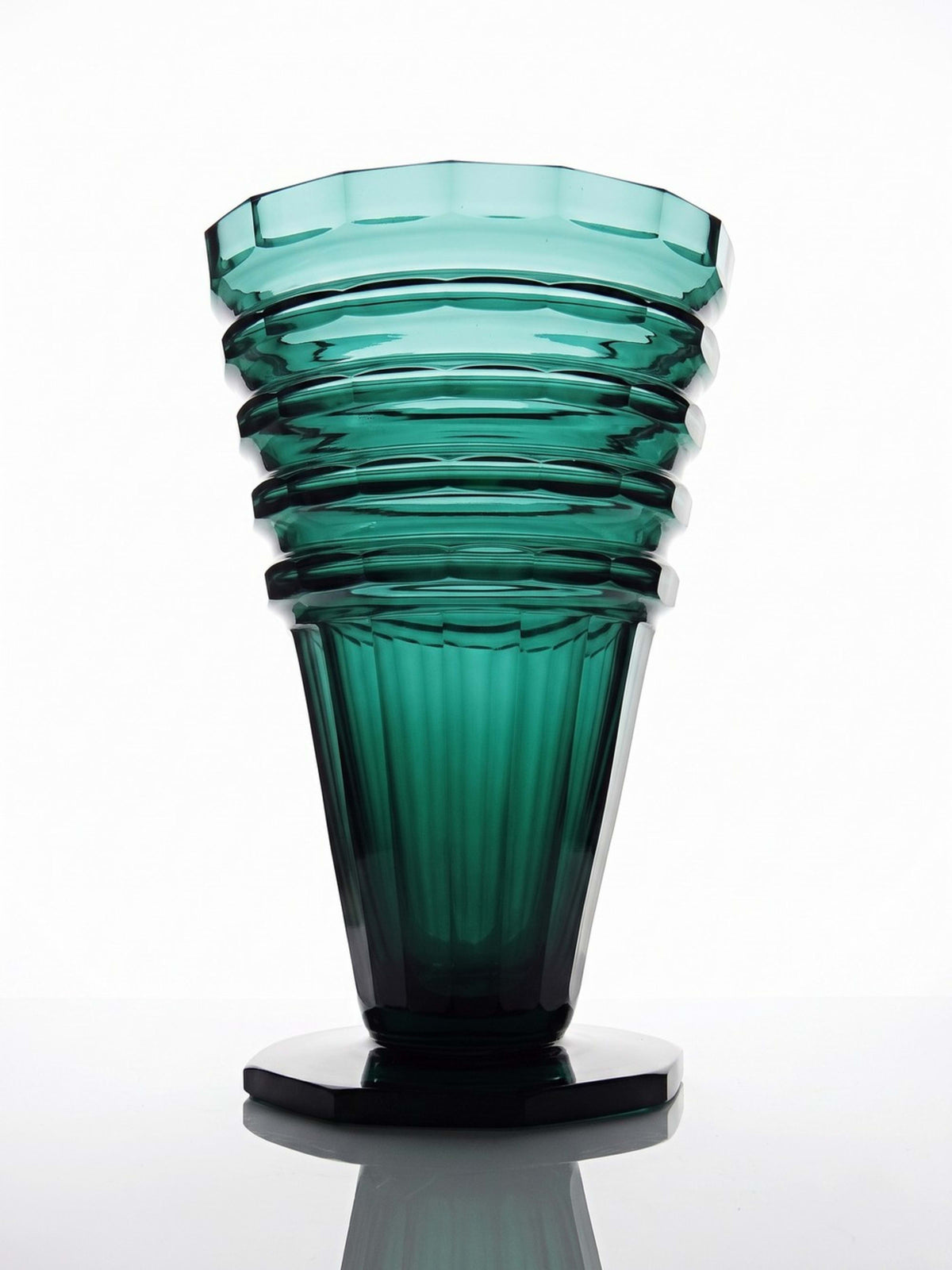 Antike Art Déco Kristallvase Smaragdgrün, Böhmen 1920-1930