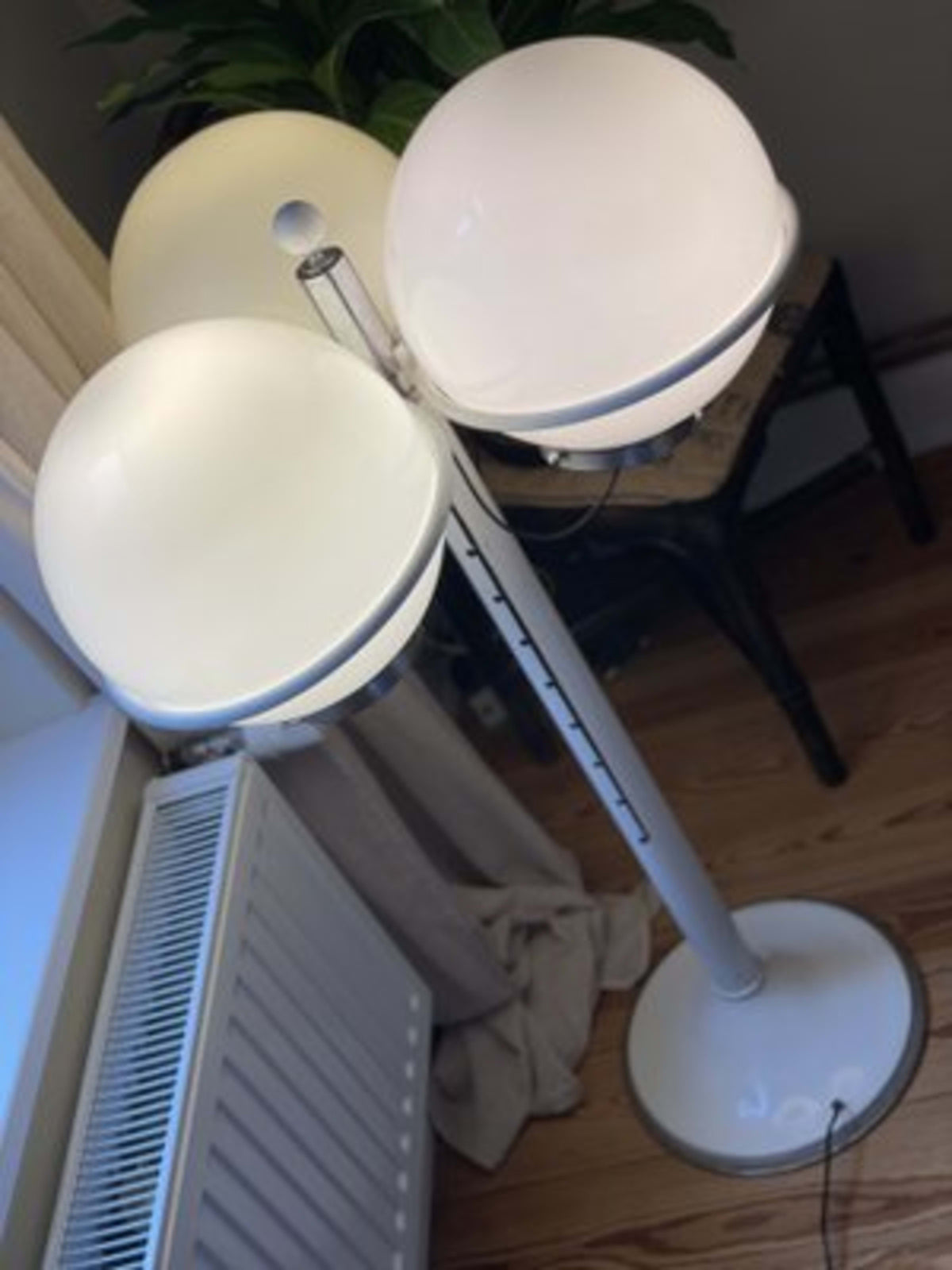 Vintage Stehlampe mit Kugelglas von Targetti Sankey für Targetti, Opalglas, weiß-silberfarben