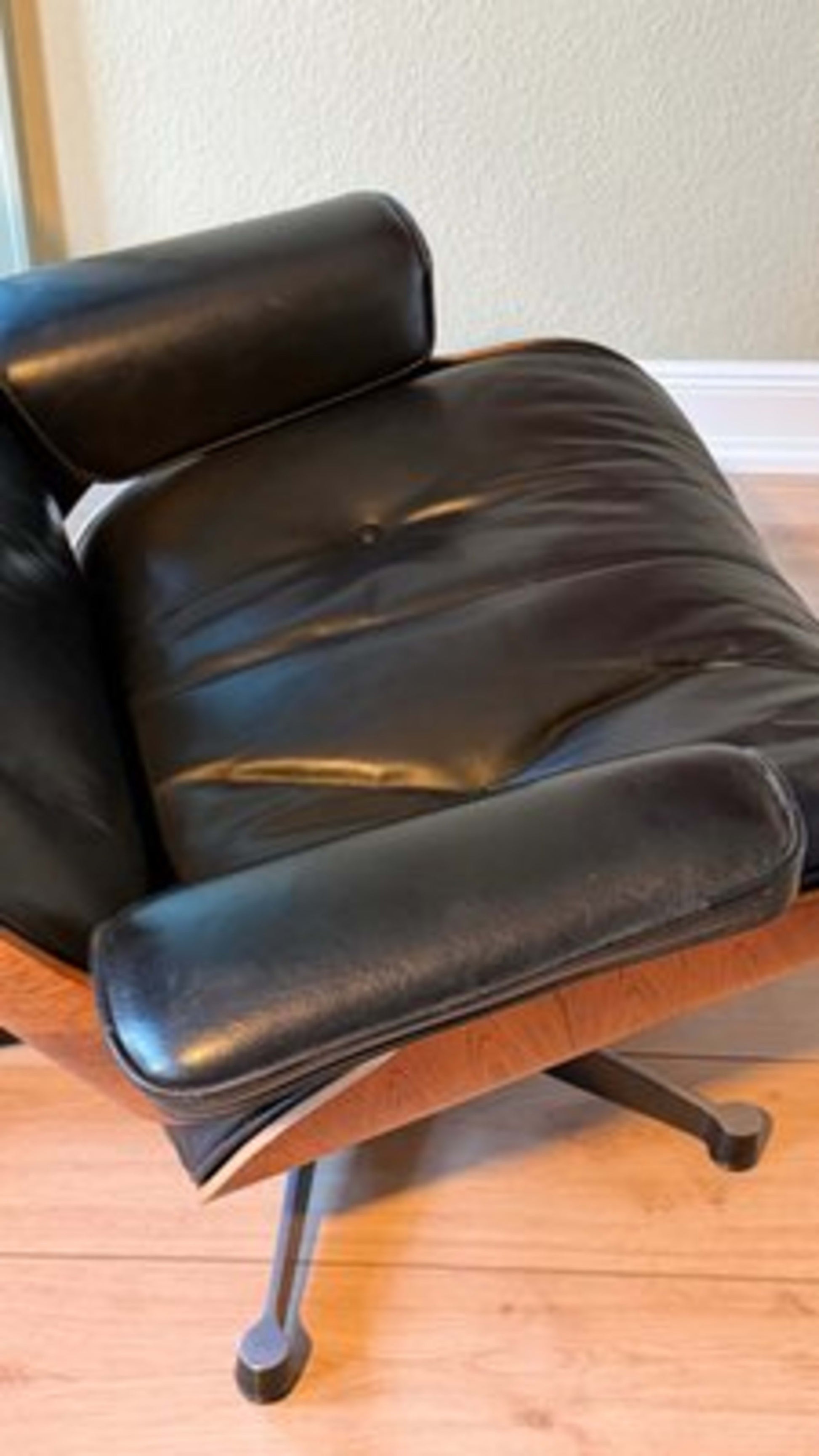 Vintage Sessel und Fußhocker von Charles und Ray Eames für Herman Miller und Vitra