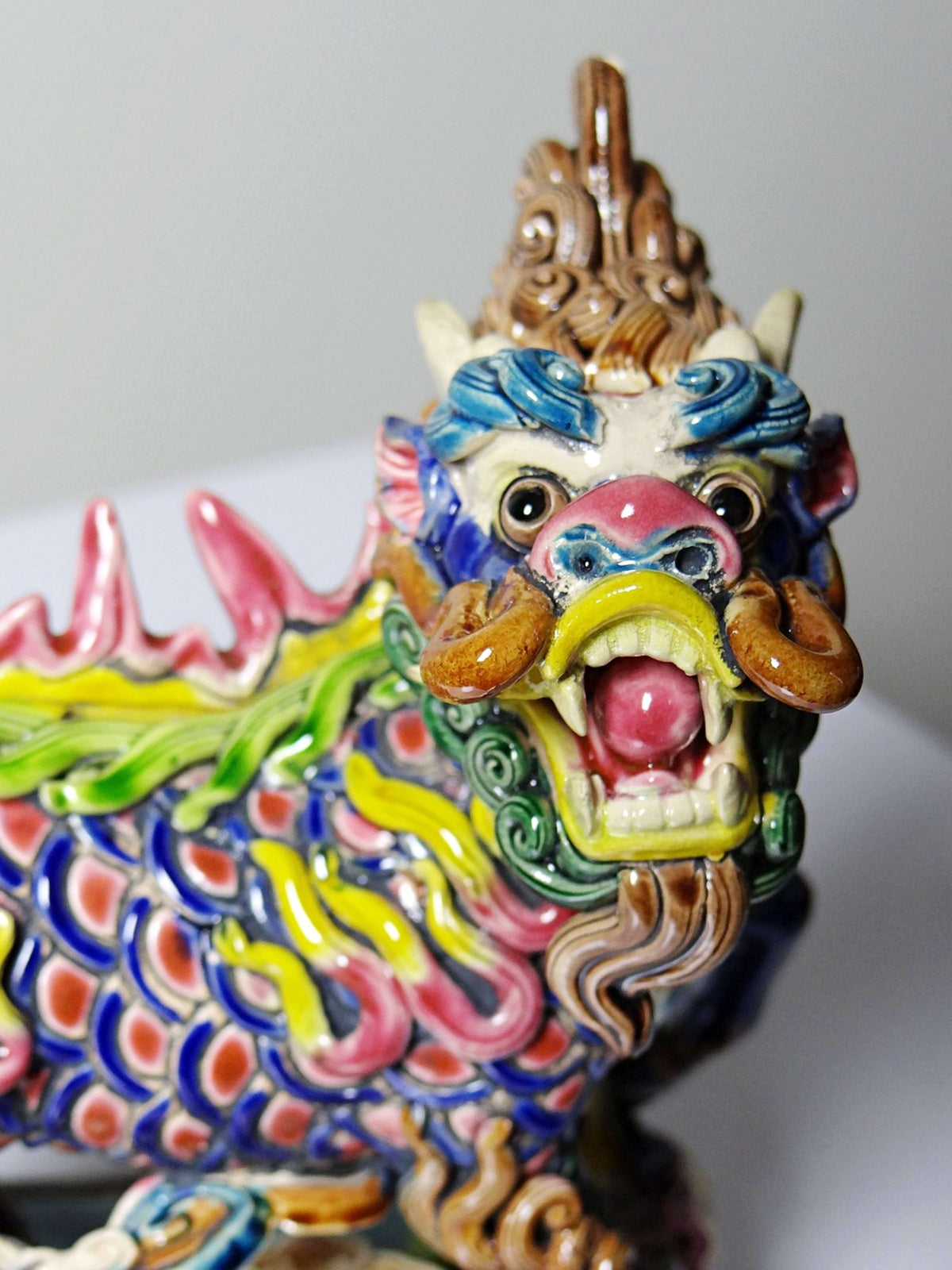 Chinesische Qilin Skulptur aus Keramik von Jiaozhi, polychrom emailliert