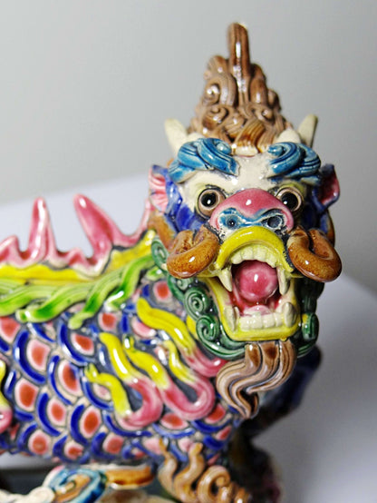 Chinesische Qilin Skulptur aus Keramik von Jiaozhi, polychrom emailliert