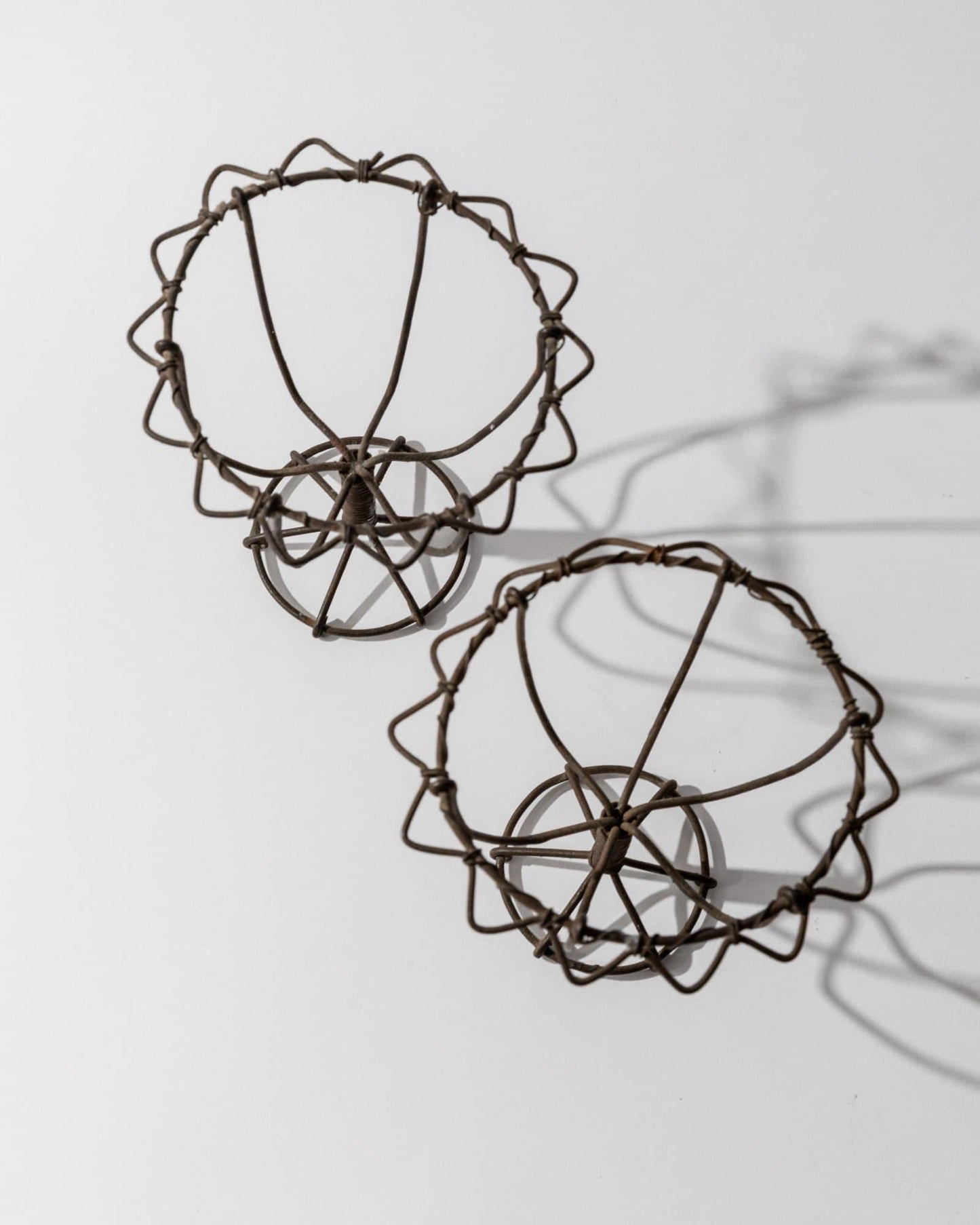 Vintage Kerzenhalter Set von 2 aus Eisen, handgebogen und geflochten, Volkskunst