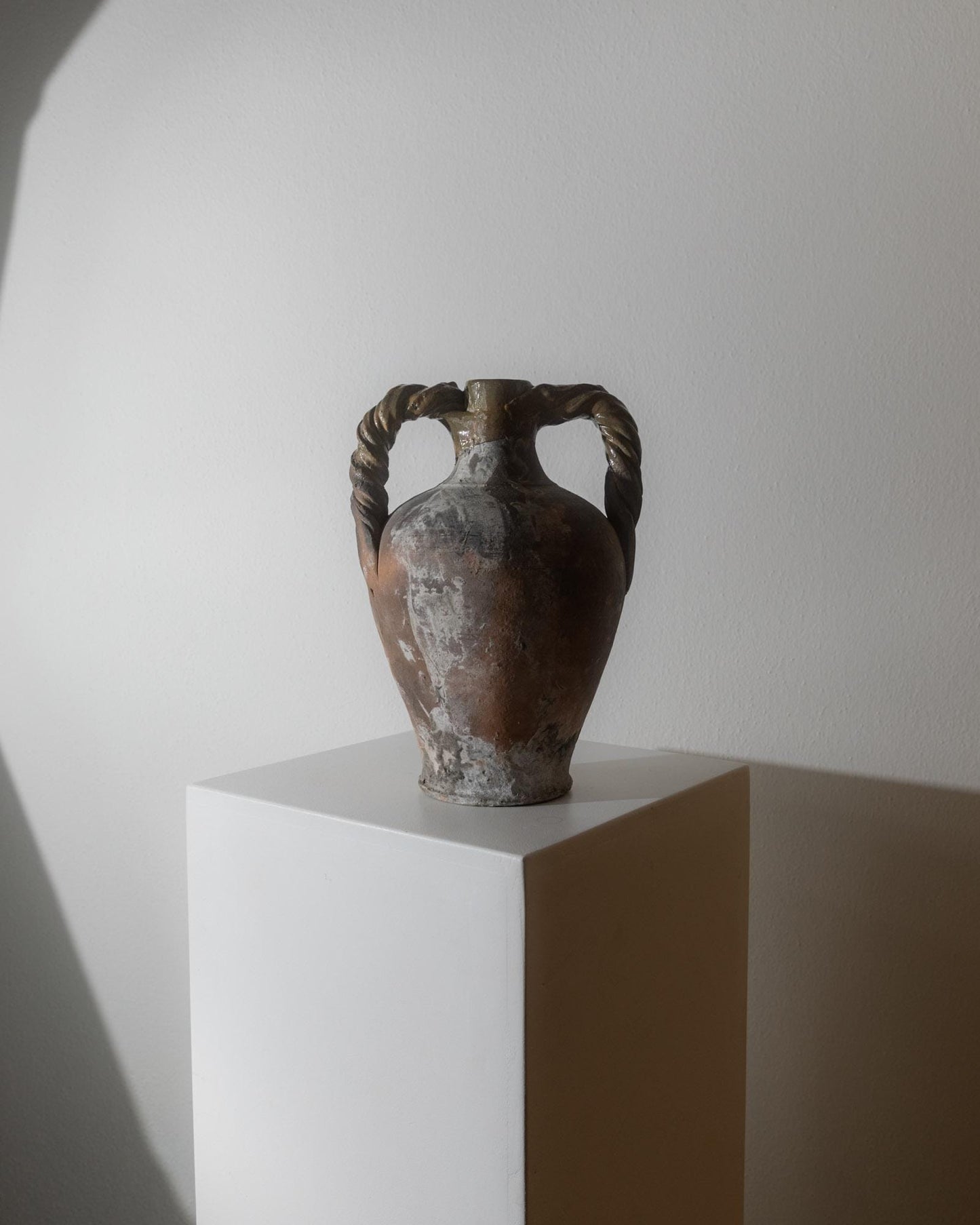 Vintage Amphore Terrakotta mit gedrehten Henkeln