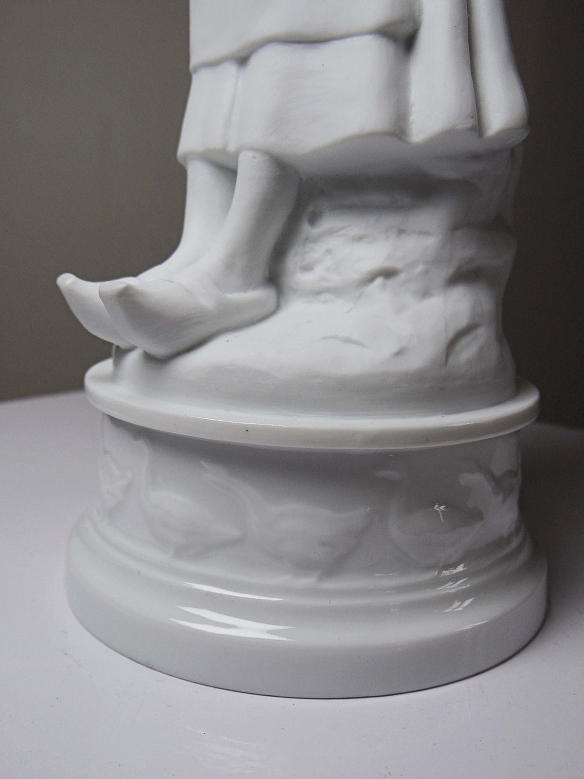 Vintage Statuette "Bäuerin" aus Biscuit-Porzellan von Limoges