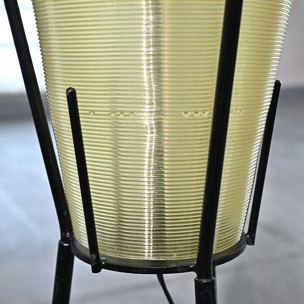Vintage Stehlampe mit Rillenmuster und Dreibein