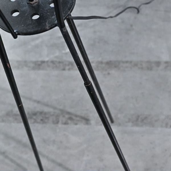 Vintage Stehlampe mit Rillenmuster und Dreibein