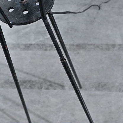 Vintage Stehlampe mit Rillenmuster und Dreibein
