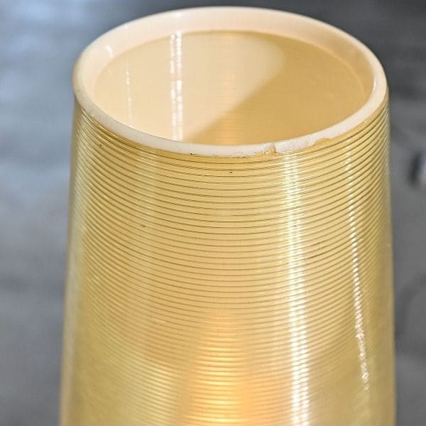Vintage Stehlampe mit Rillenmuster und Dreibein