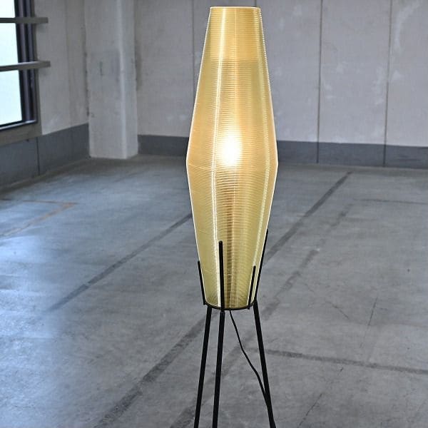 Vintage Stehlampe mit Rillenmuster und Dreibein