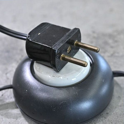 Vintage Stehlampe mit Rillenmuster und Dreibein
