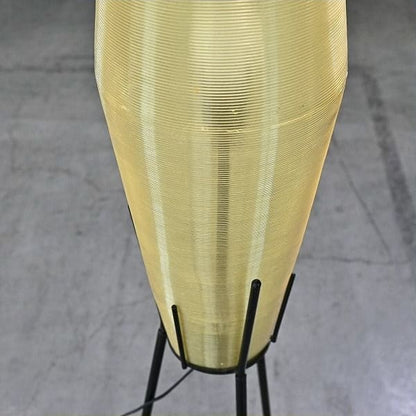 Vintage Stehlampe mit Rillenmuster und Dreibein