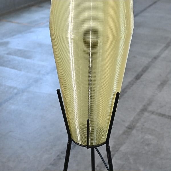 Vintage Stehlampe mit Rillenmuster und Dreibein