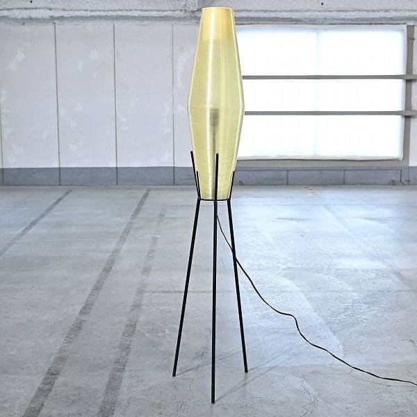 Vintage Stehlampe mit Rillenmuster und Dreibein