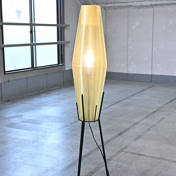 Vintage Stehlampe mit Rillenmuster und Dreibein