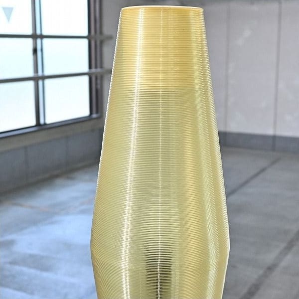 Vintage Stehlampe mit Rillenmuster und Dreibein