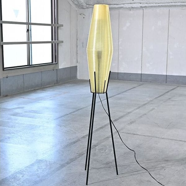 Vintage Stehlampe mit Rillenmuster und Dreibein
