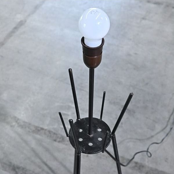 Vintage Stehlampe mit Rillenmuster und Dreibein