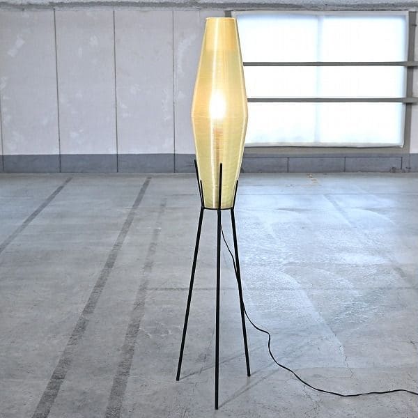 Vintage Stehlampe mit Rillenmuster und Dreibein
