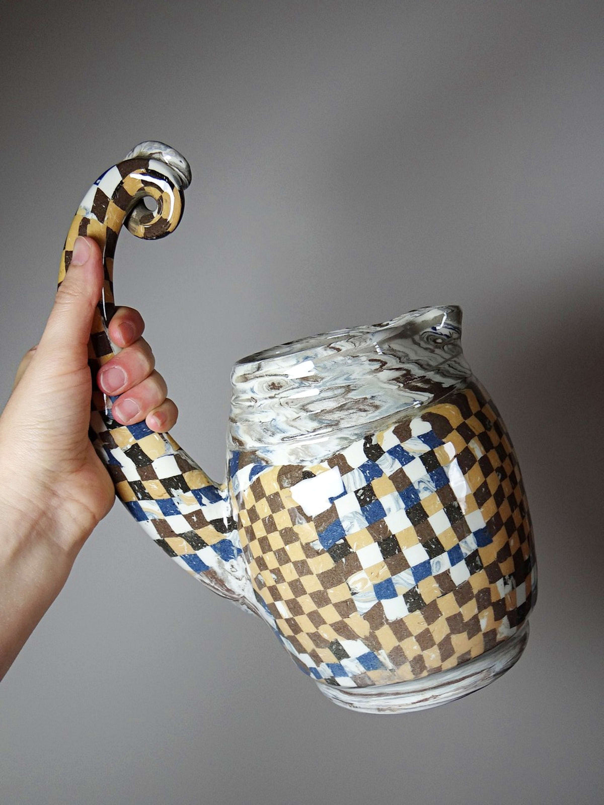 Keramik-Krug von Atelier 141 mit Schachbrettdekor