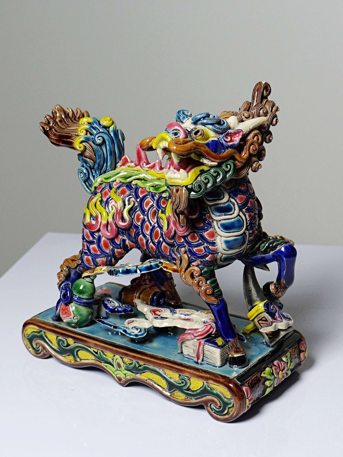 Chinesische Qilin Skulptur aus Keramik von Jiaozhi, polychrom emailliert
