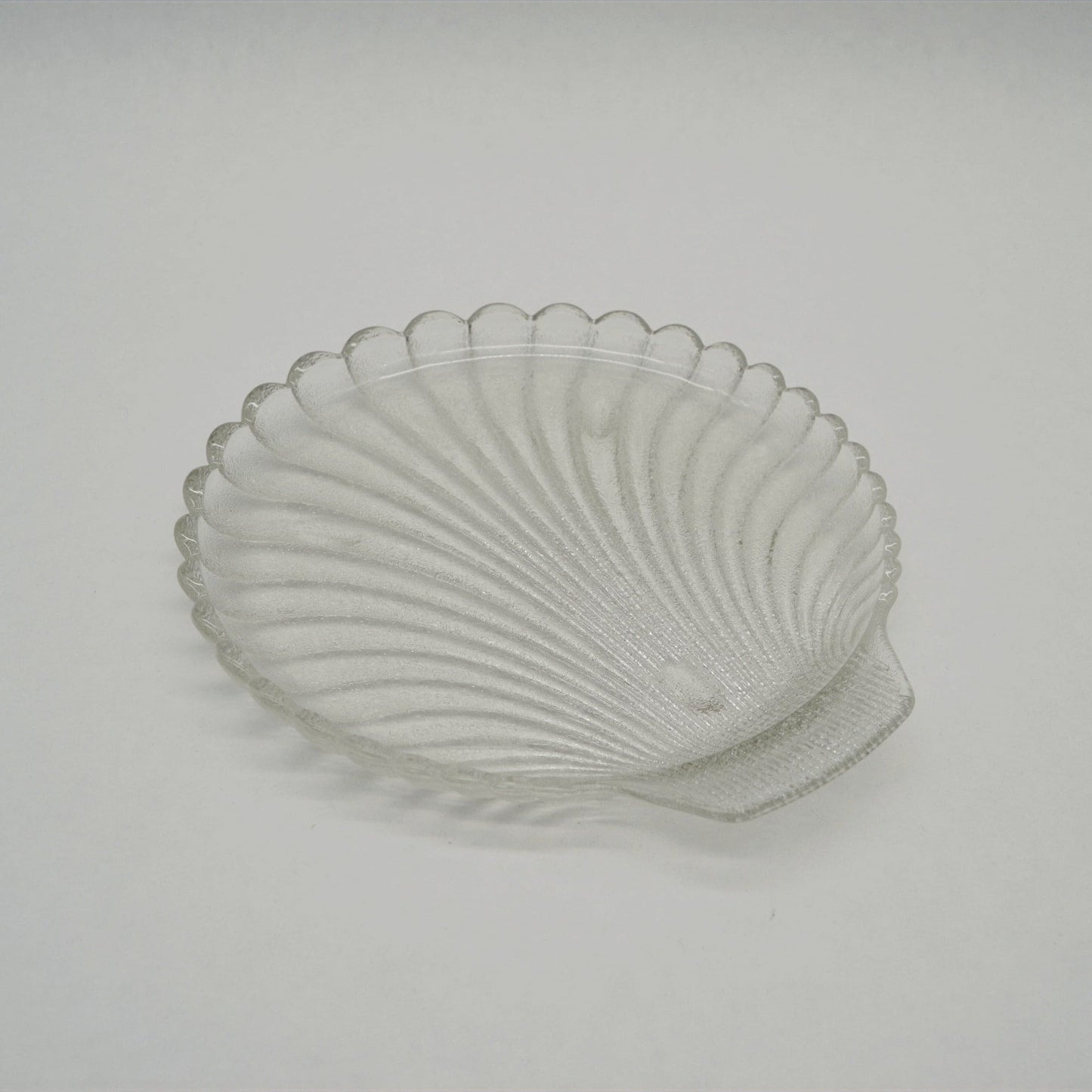 Assiette en verre texturé coquillage vintage