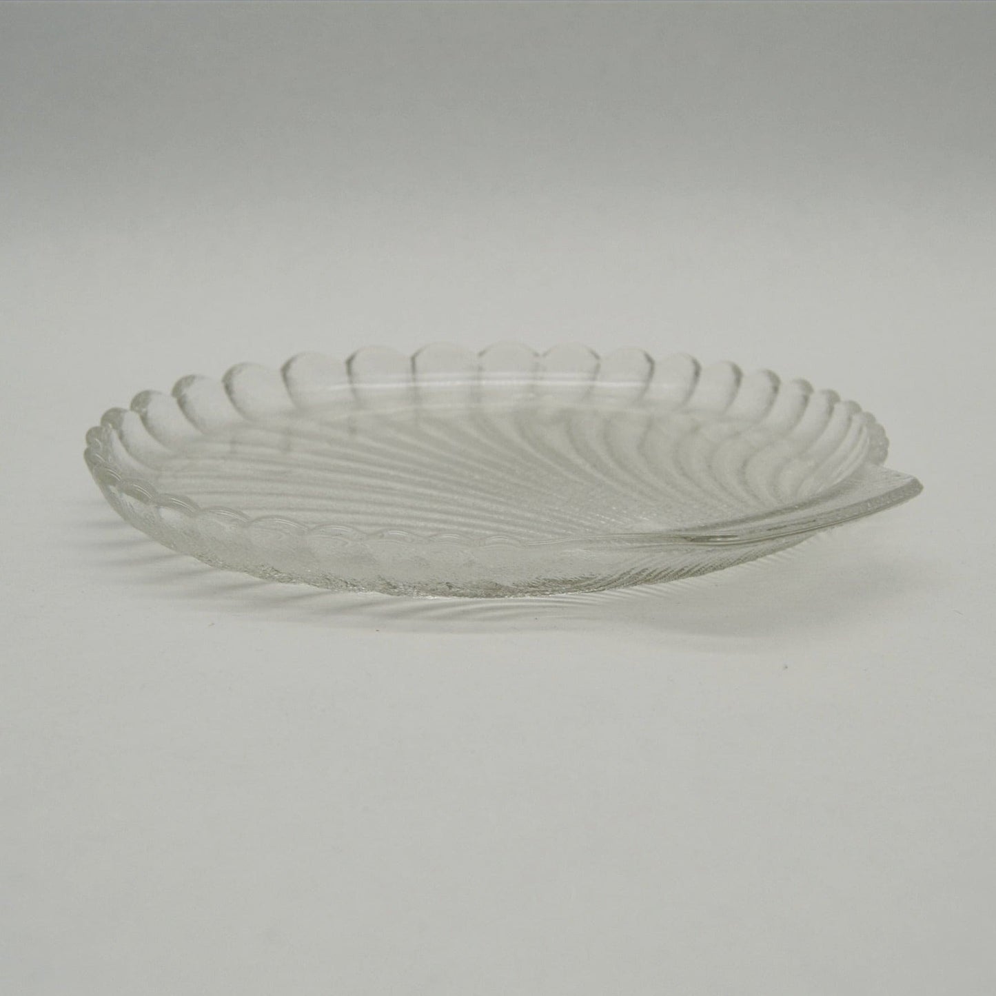 Assiette en verre texturé coquillage vintage